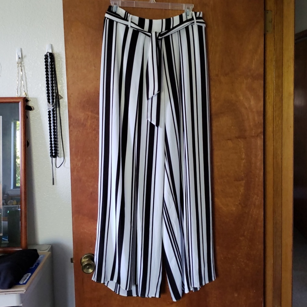 Black and white wide leg pant with slits